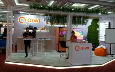 Озеленение выставочного стенда QIWI мхом и растениями